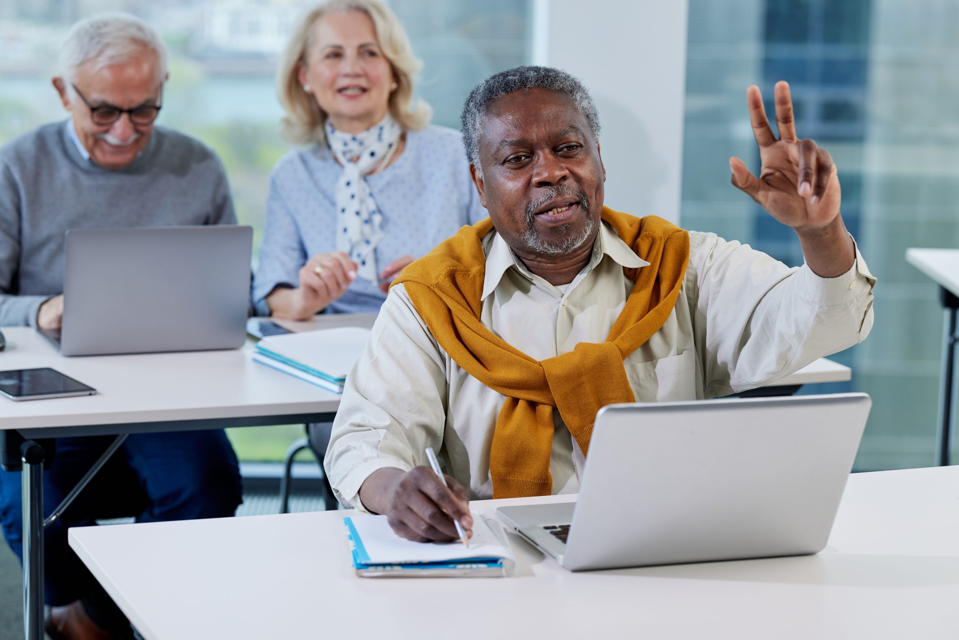 A senior student asks questions about the internet and laptop use in informatics class.